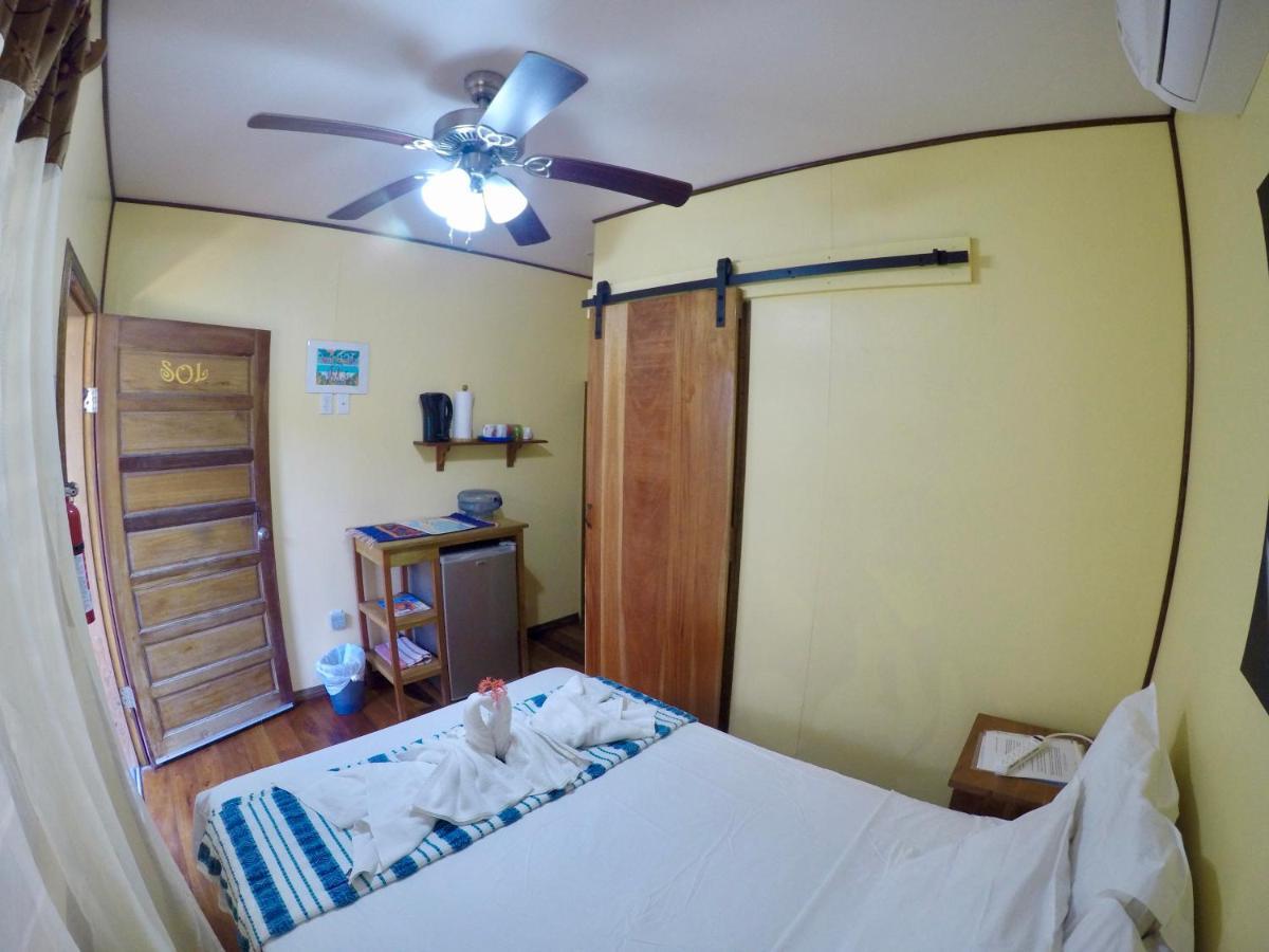 Chila'S Accommodations Caye Caulker Exterior photo